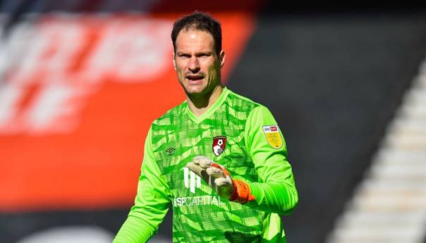 Asmir Begović karijeru nastavlja u Evertonu