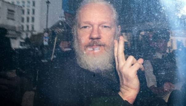 Assangeovo zdravstveno stanje se poboljšava, više nije u samici