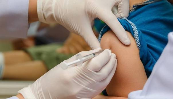 AstraZeneca pauzirala testiranje vakcine na djeci