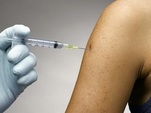 AstraZeneca priznala da njena vakcina protiv COVID-a može izazvati krvne ugruške