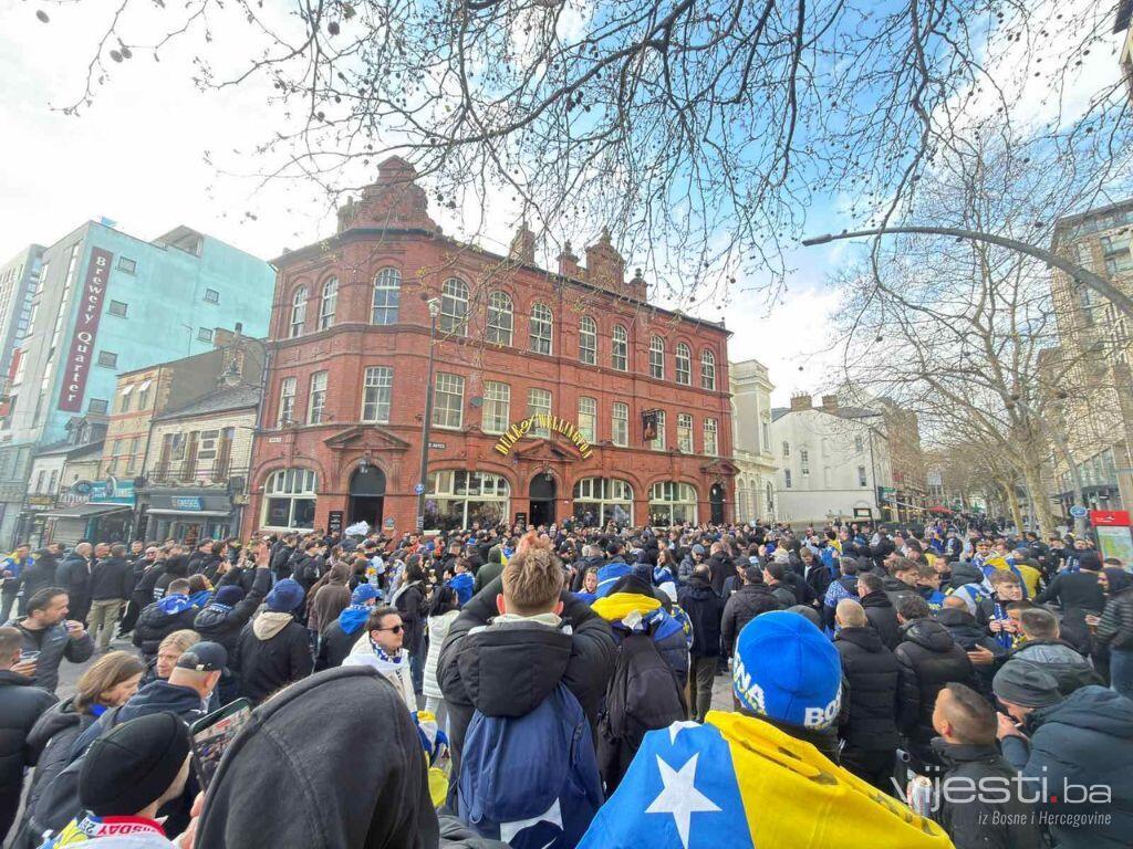 Atmosfera u Cardiffu raste: Naši navijači prave "ludnicu"