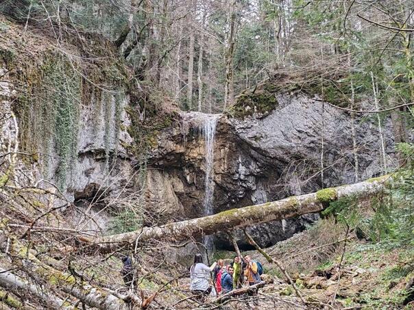 Atrakcija u srcu Grmeča opkoljena oborenim stablima, turisti uprkos svemu dolaze na Skakavac