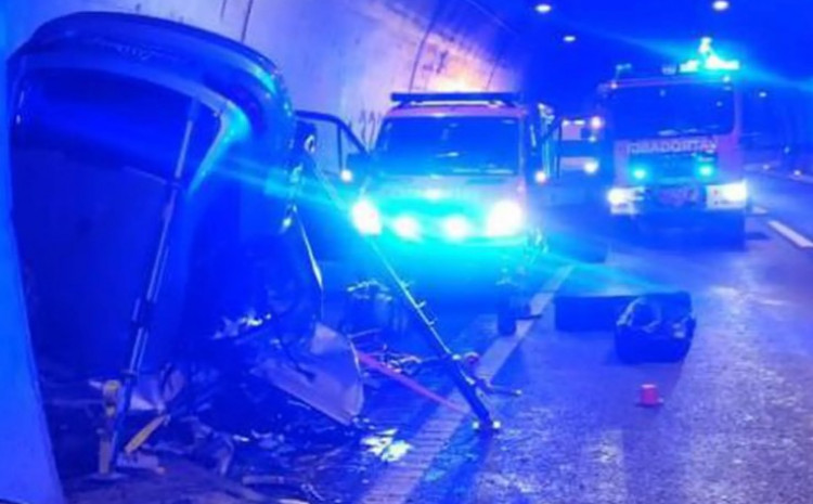 Audi se zabio u zid tunela, jedna osoba poginula