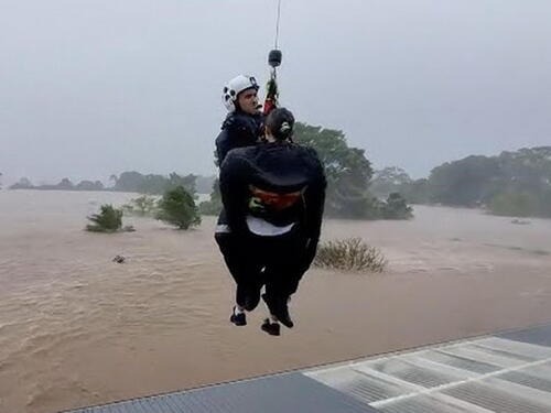 Australija: Ljude od poplava spašavali helikopterima