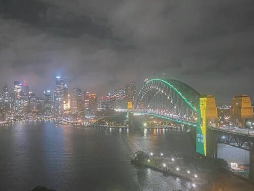 Australija slavi zabranu društvenih mreža: Građevine u bojama nacionalne zastave