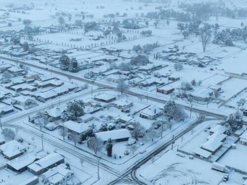 Australija u kolapsu: Pola metra snijega, hiljade ljudi bez struje, automobili zaglavljeni