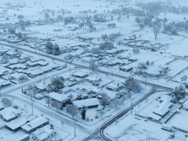 Australija u kolapsu: Pola metra snijega, hiljade ljudi bez struje, automobili zaglavljeni
