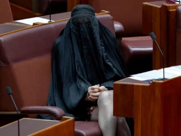Australski senat suspendovao desničarku Pauline Hanson zbog nošenja burke