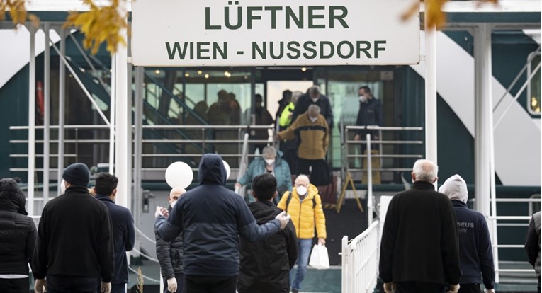 Austrija: Nevakcinisani ne mogu u kafiće, restorane i frizerske salone