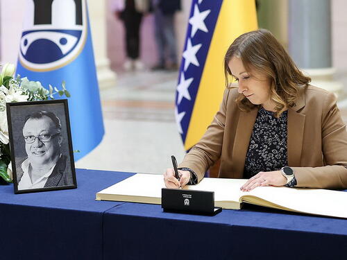 Austrijska ministrica se upisala u Knjigu žalosti povodom smrti Halida Bešlića