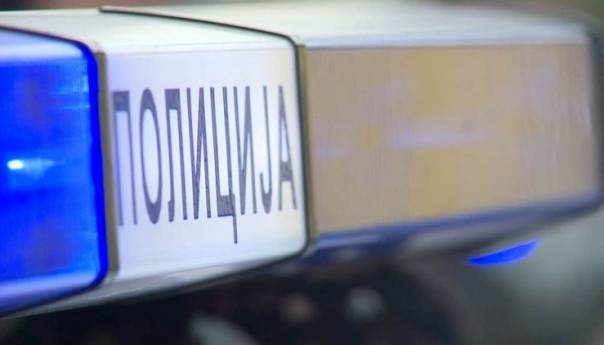 Auto udario kolica, beba ispala i udarila glavom u beton