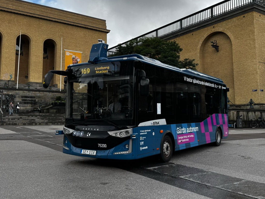 Autobus bez vozača krenuo na prvu vožnju, pa se odmah sudario s tramvajem