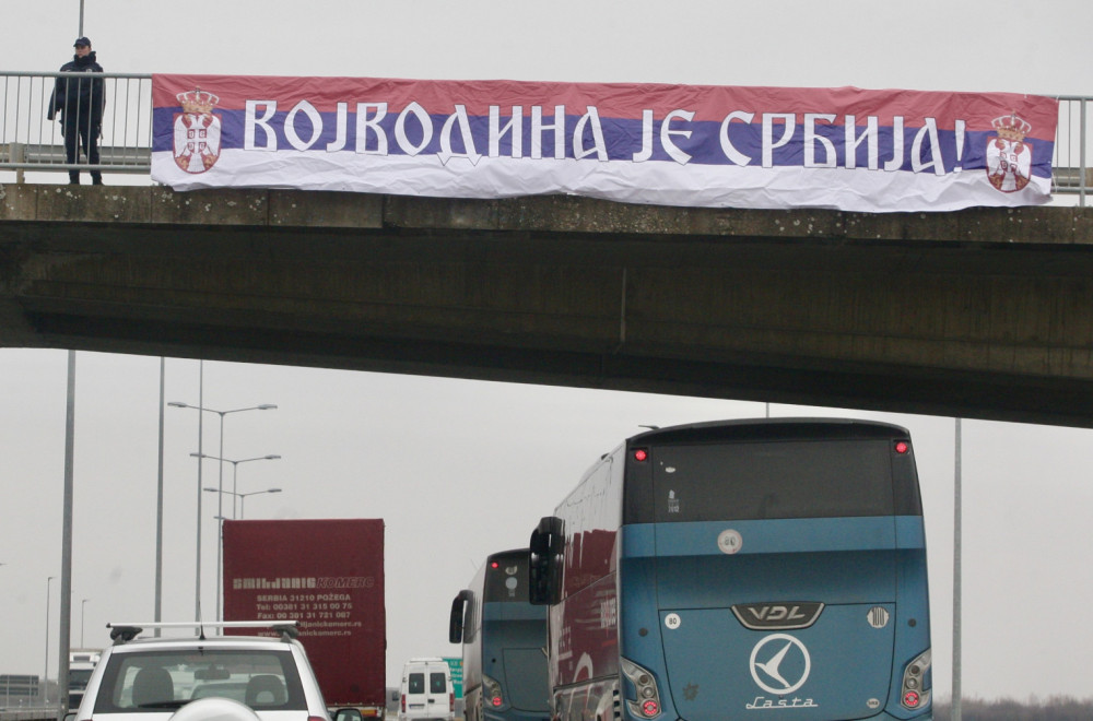 Autobus iz RS-a kamenom oštećen u blizini Sremske Mitrovice