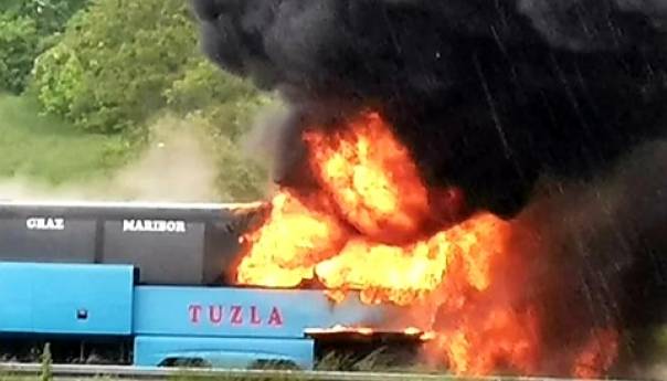 Autobus iz Tuzle se zapalio na autoputu u Hrvatskoj