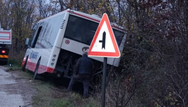 Autobus koji je prevozio radnike sletio s puta, više povrijeđenih