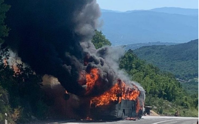 Autobus koji je prevozio učenike iz BiH izgorio na cesti kod Imotskog