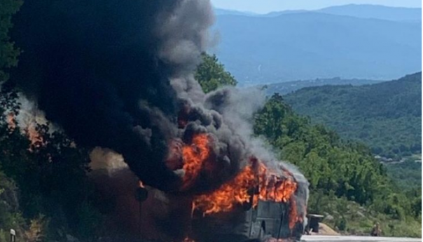 Autobus koji je prevozio učenike iz BiH izgorio na cesti kod Imotskog