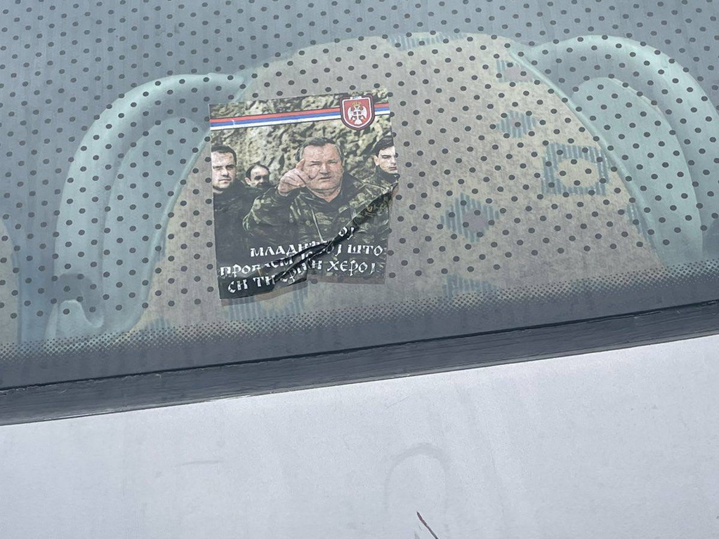 Autobus mladih fudbalera iz Lukavca oblijepljen likom Ratka Mladića
