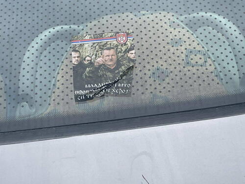 Autobus mladih fudbalera iz Lukavca oblijepljen likom Ratka Mladića