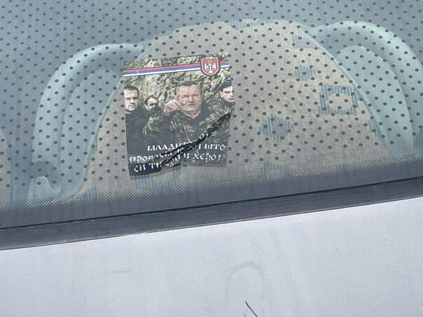 Autobus mladih fudbalera iz Lukavca oblijepljen likom Ratka Mladića