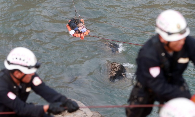Autobus pao s autoputa u peruanskim Andima, 29 poginulih