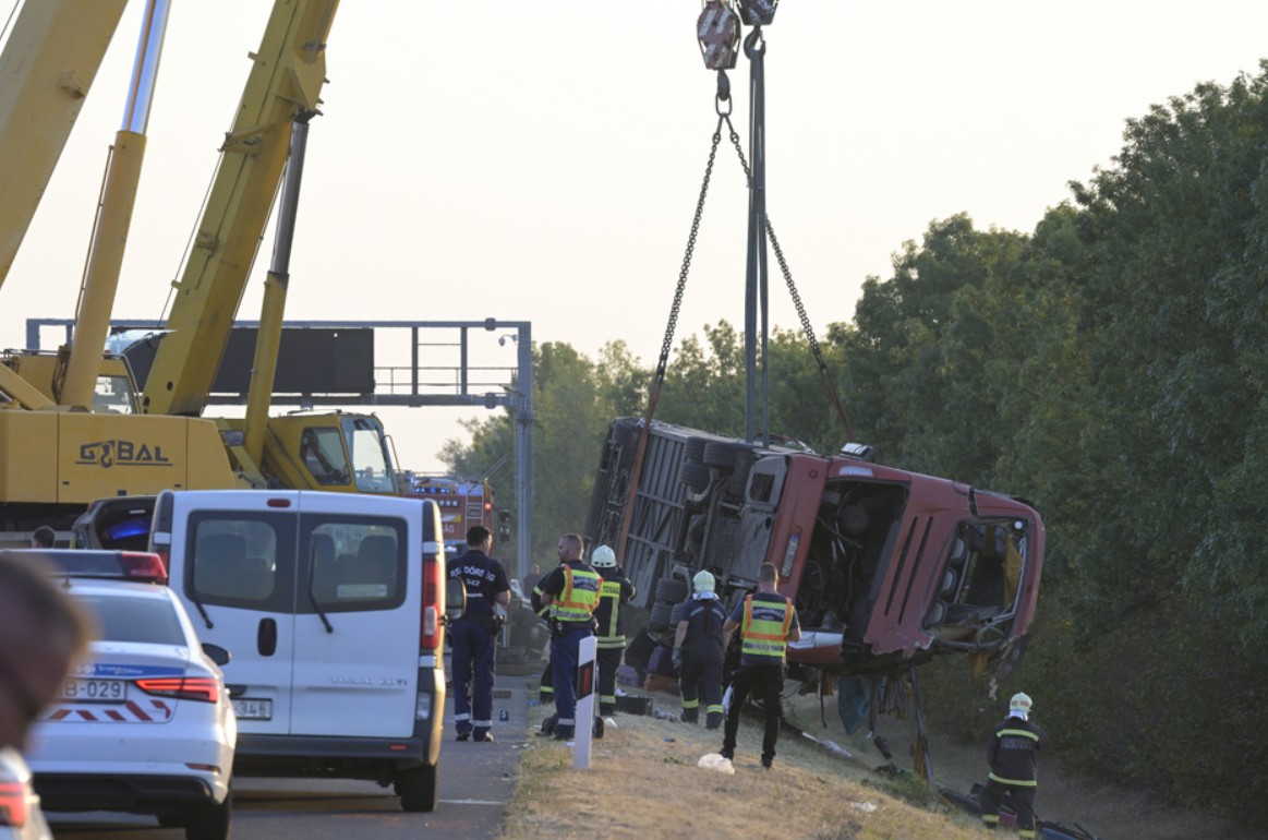 Autobus pun putnika se prevrnuo u Mađarskoj: Ima mrtvih