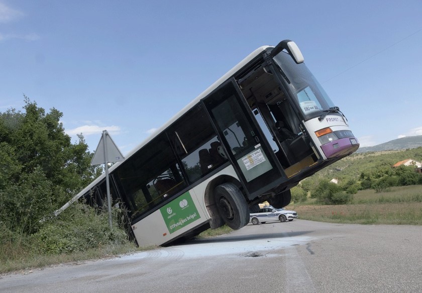 Autobus pun učenika se zapalio pa sletio sa puta u Hrvatskoj