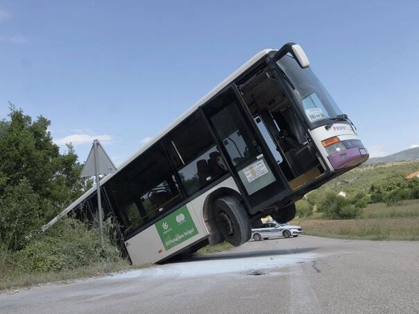 Autobus pun učenika se zapalio pa sletio sa puta u Hrvatskoj