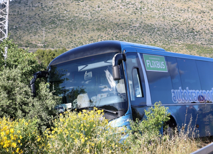 Autobus pun vojnika sletio s ceste, nesreću izazvao drogirani vozač