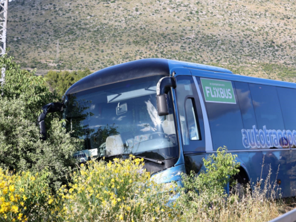 Autobus pun vojnika sletio s ceste, nesreću izazvao drogirani vozač
