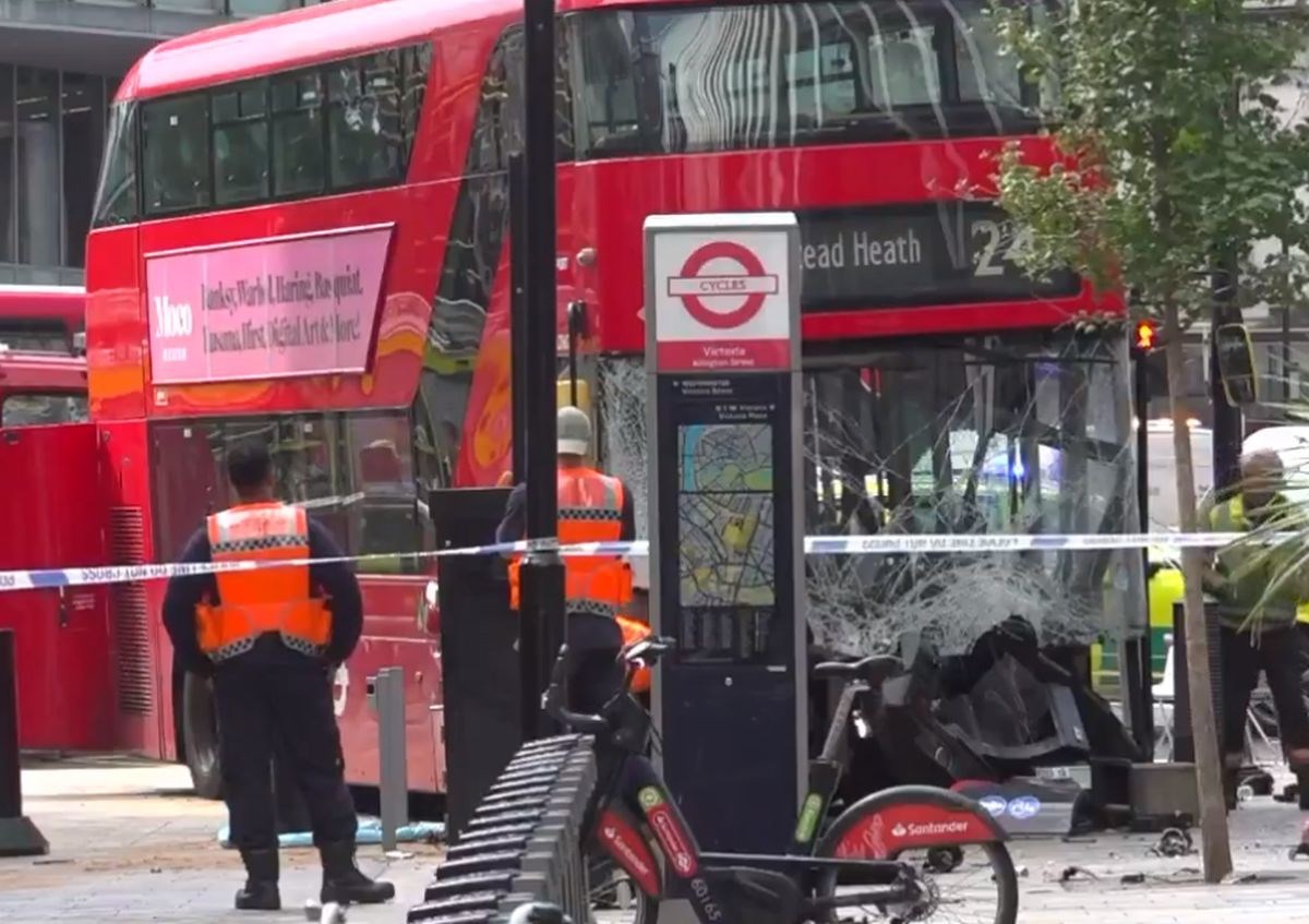 Autobus se zabio u pješake u centru Londona, 17 povrijeđenih