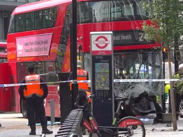 Autobus se zabio u pješake u centru Londona, 17 povrijeđenih