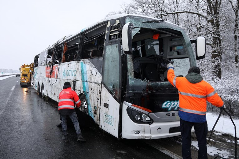 Autobus sletio s autoputa kod Zagreba, povrijeđeno osam osoba