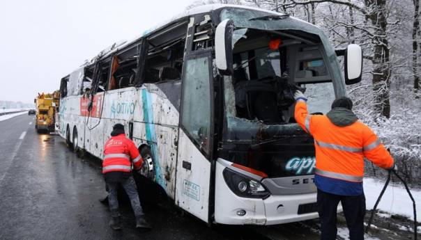 Autobus sletio s autoputa kod Zagreba, povrijeđeno osam osoba