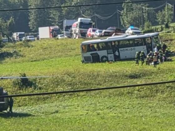 Autobus sletio s ceste kod Tolmina, šest osoba povrijeđeno