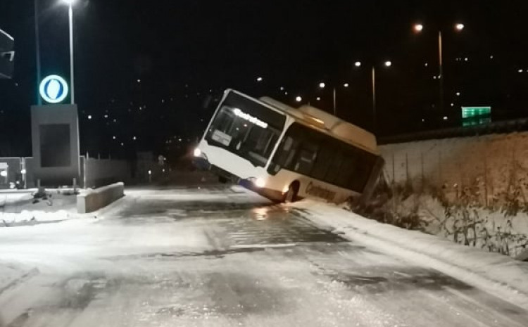 Autobus sletio s kolovoza u Butilama kod Sarajeva