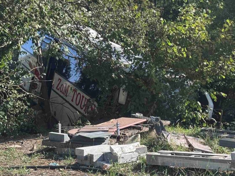 Autobus sletio s puta kod Prnjavora, saobraćaj potpuno obustavljen