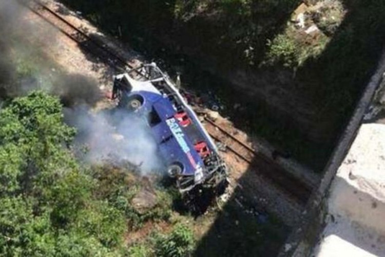 Autobus sletio sa nadvožnjaka i pao na prugu, najmanje 10 žrtava