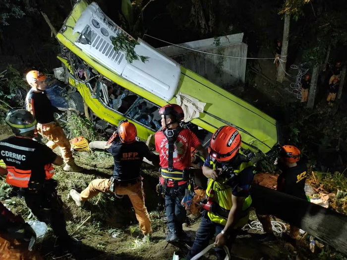 Autobus sletio u provaliju na Filipinima, najmanje 17 ljudi poginulo