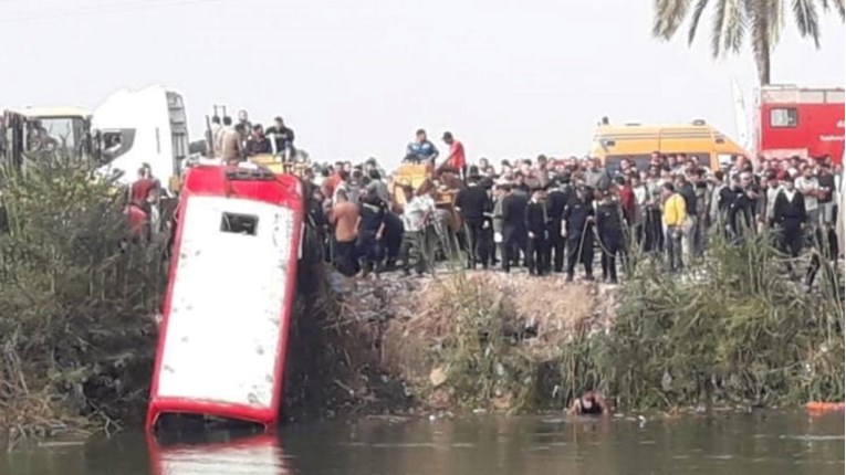 Autobus u Egiptu pao u kanal, 19 mrtvih