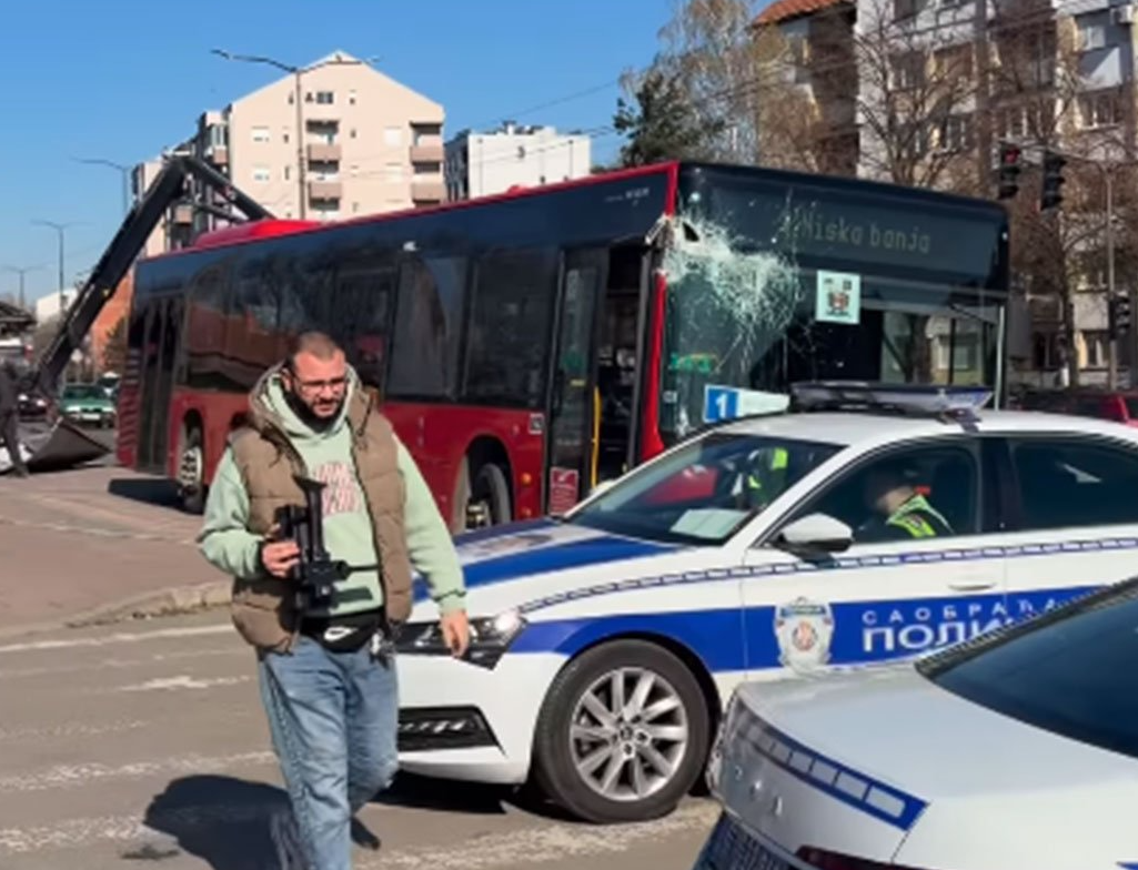 Autobus u Nišu sletio sa ceste i udario jednu osobu