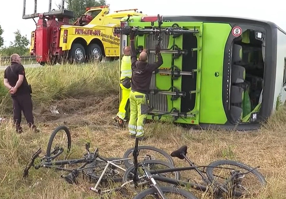 Autobus u Njemačkoj sletio s ceste i prevrnuo se, povrijeđeno preko 20 putnika