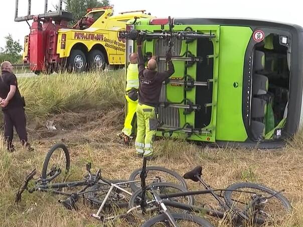 Autobus u Njemačkoj sletio s ceste i prevrnuo se, povrijeđeno preko 20 putnika