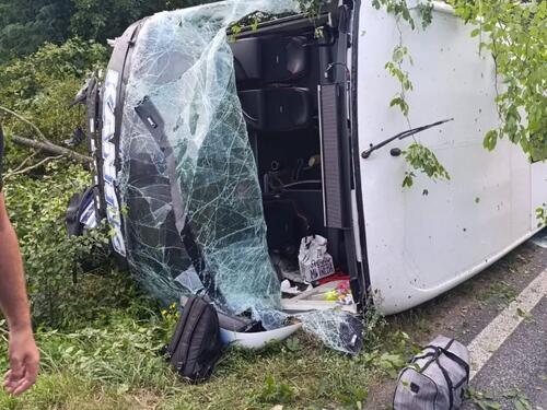 Autobus završio u kanalu: Objavljene fotografije sudara kod Prijedora