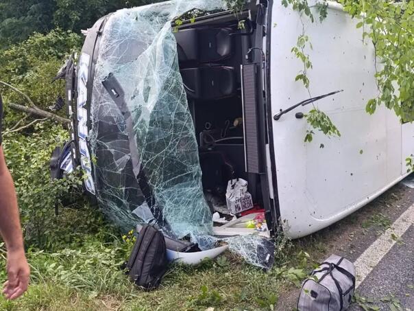 Autobus završio u kanalu: Objavljene fotografije strašnog sudara kod Prijedora