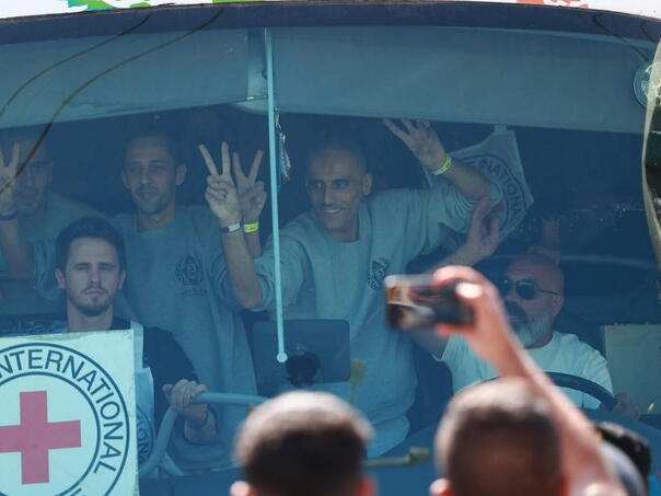 Autobusi sa skoro 2.000 oslobođenih Palestinaca stigli u Ramallah