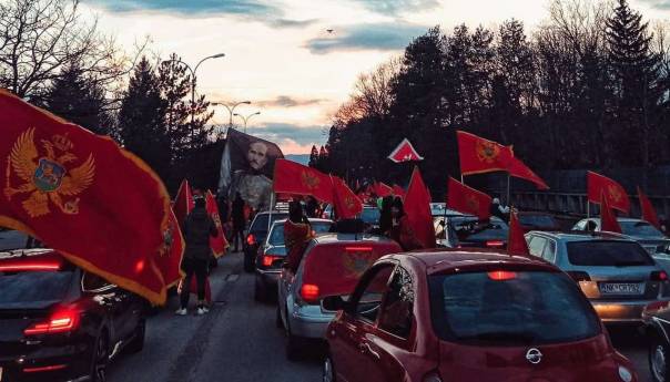 Autokolone za 'odbranu nezavisne i građanske Crne Gore'