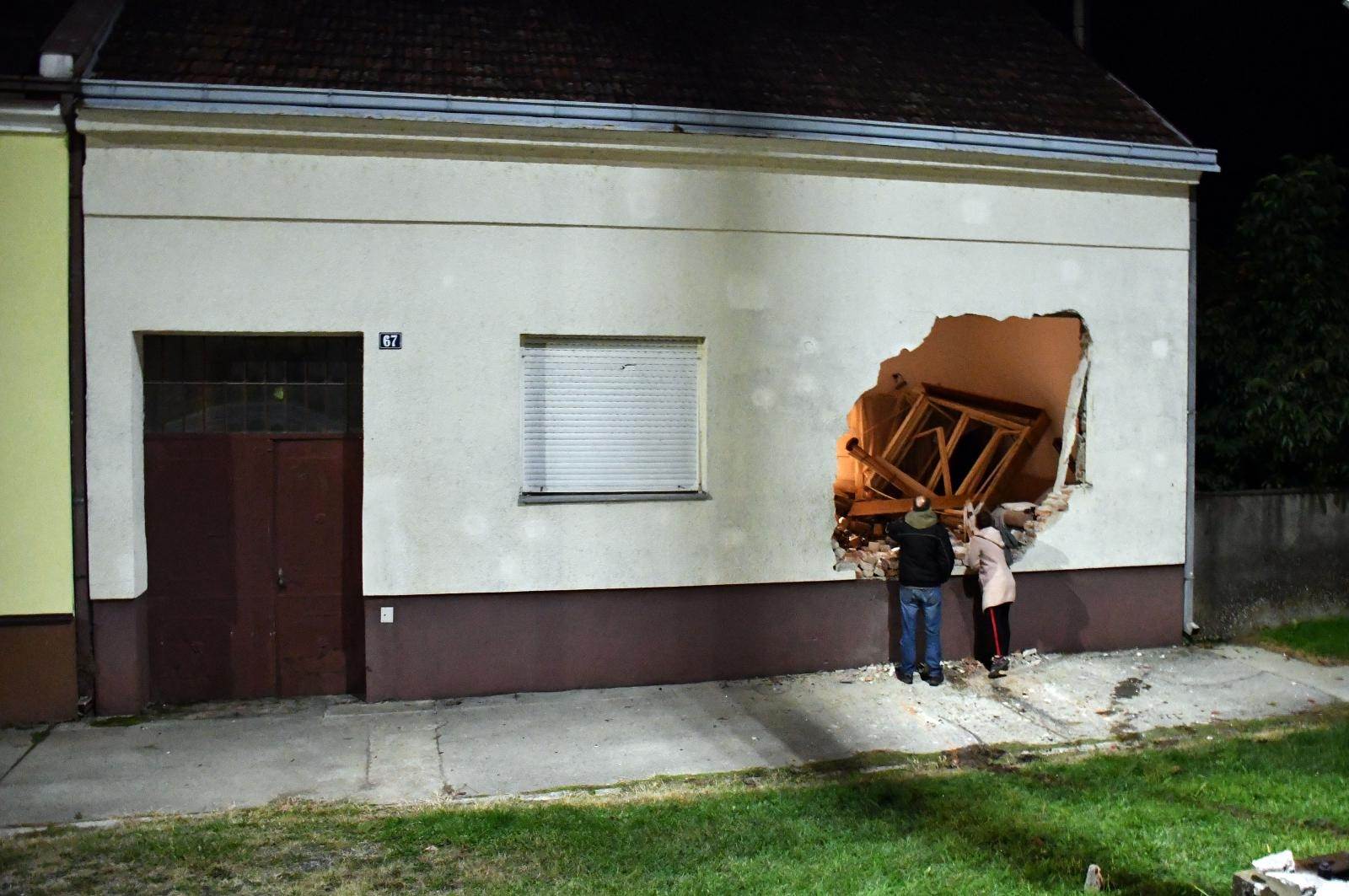 Autom se zabio u kuću i na mjestu poginuo