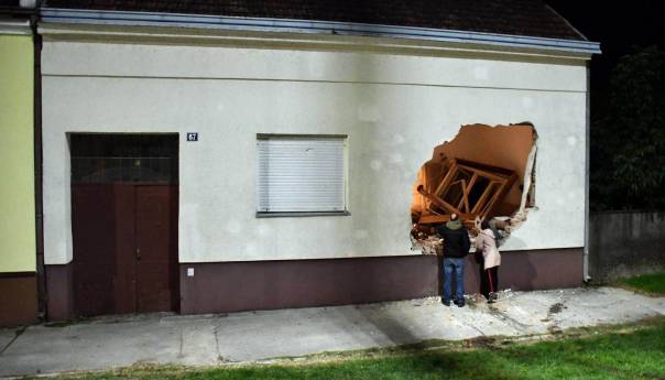 Autom se zabio u kuću i na mjestu poginuo