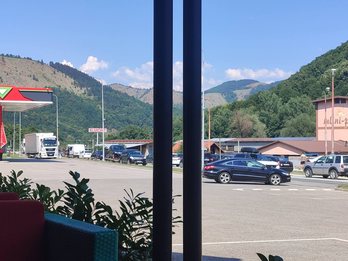 Autom sletio sa ceste u Žepču, saobraća se naizmjenično